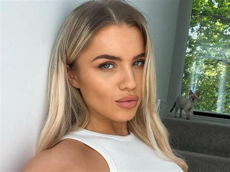 OnlyFans model barred for flashing the crowd after her